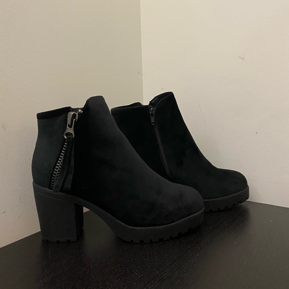 BRAND NEW - Velvet ankle boots